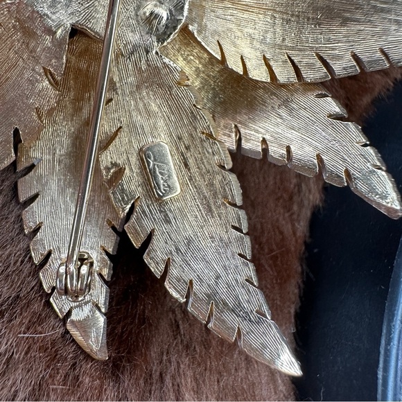 🔵 𝅺VINTAGE Lisa Signed Gold Toned Leaf Abstract Brooch - Picture 6 of 9